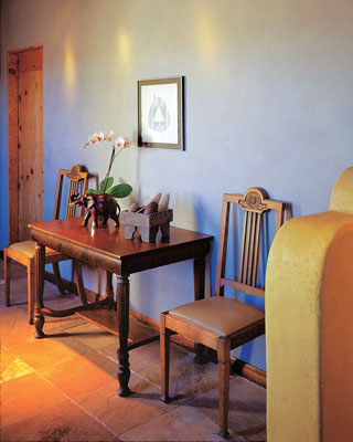 
American Clay paints create dimension and tonal variation in a Santa Fe residence.
